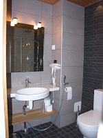 Hotellihuoneen kylpyhuone